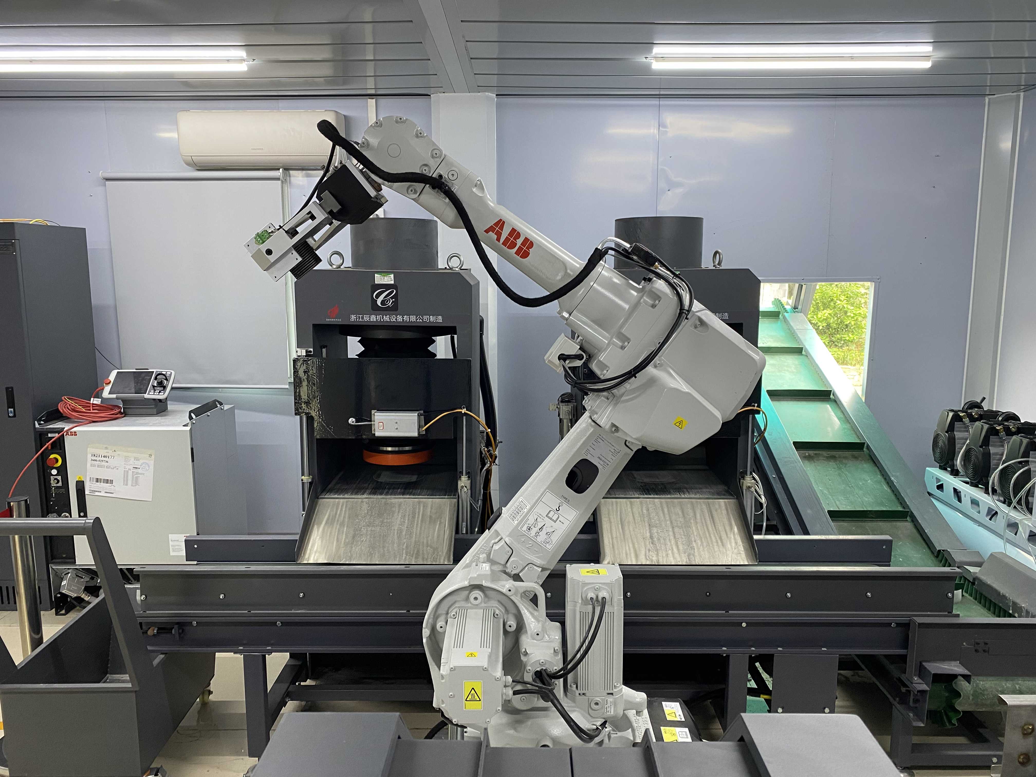 圖:ABB機械臂.jpg